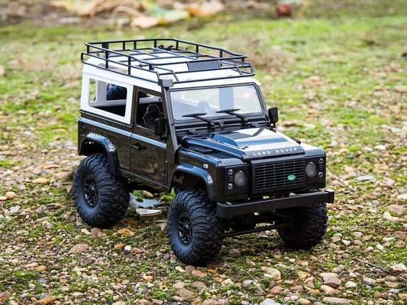 Čierne RC auto Land Rover Defender so strešným nosičom